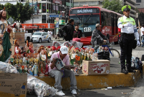 Avenida Hidalgo y Reforma es uno de los puntos complicados al tránsito vehicular en la zona centro, en este caso por la presencia de feligreses fuera 