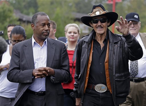 Ben Carson, con el legendario piloto Richard Petty, durante su visita al campamento Victory Junction Gang en Randleman, Carolina del Norte