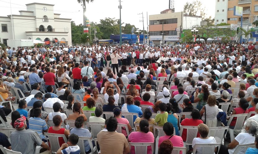 La gente se congregó en la plaza principal de la urbe industrial.