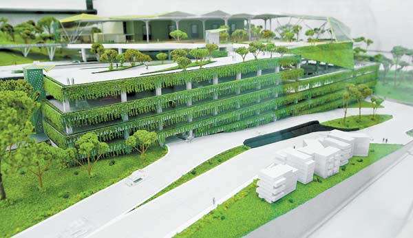 La maqueta del centro de convenciones que se construye y que está por definirse su continuidad en el cerro del Fortín.