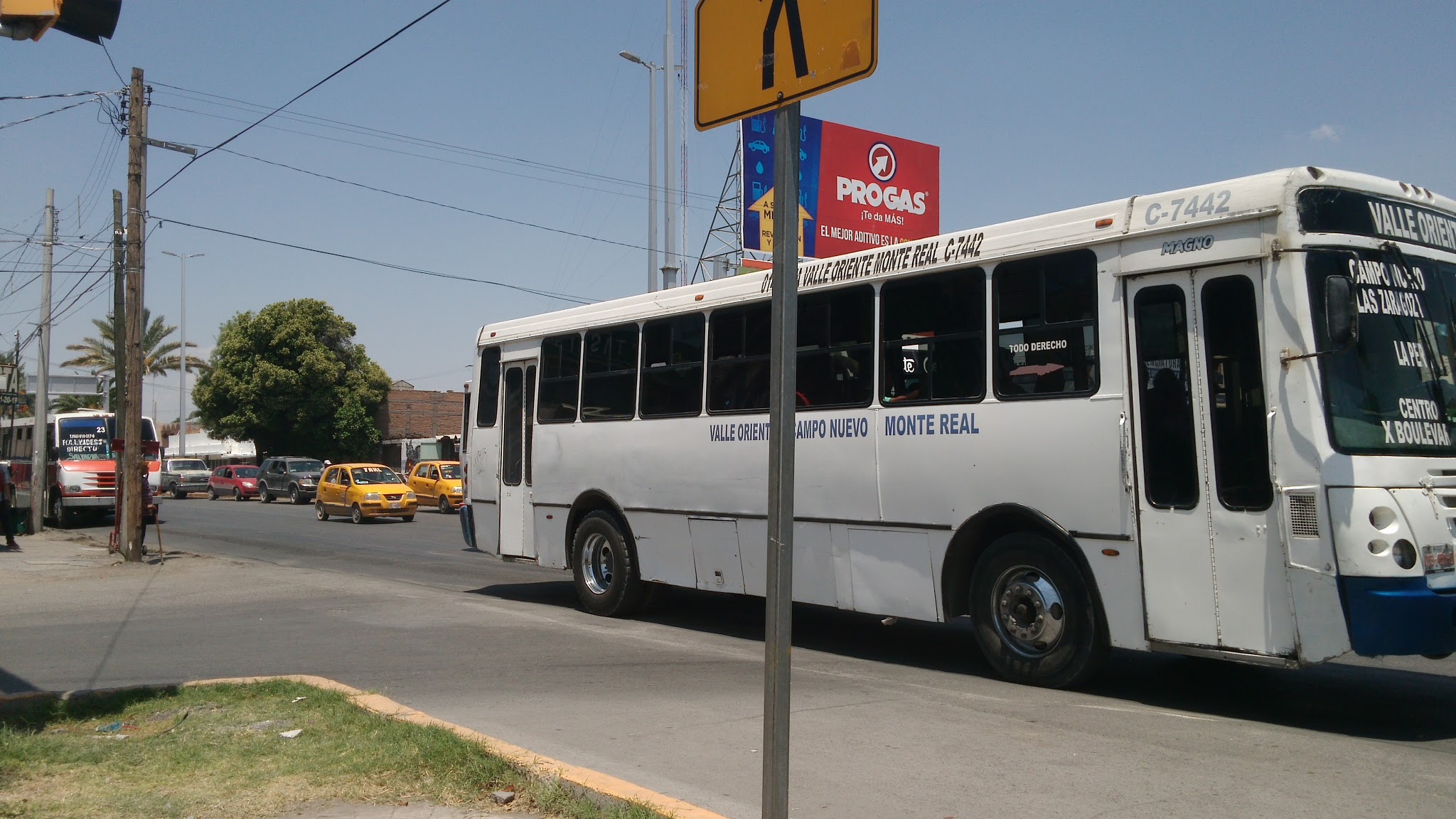 Son pocas las rutas del transporte público que ingresan a la Zona Industrial.