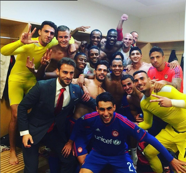 Alan Pulido celebra triunfo de Olympiacos