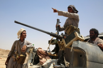 Combatientes tribales de los Comités de Resistencia Popular, leales al presidente Hadi, en las afueras de Marib Dam, en la provincia de Marib