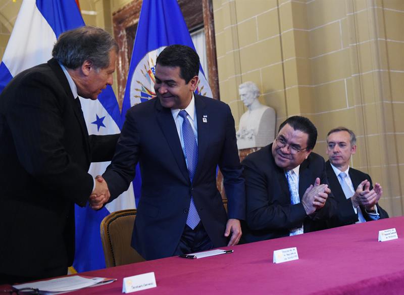 Juan Orlando Hernández (2i), presidente hondureño, saluda al secretario general de la OEA, Luis Almagro (i), en la sede de la OEA en Washington