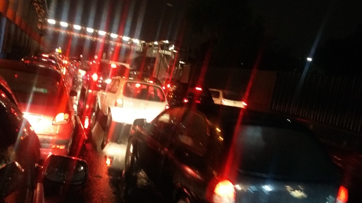 La lluvia de esta madrugada provocó encharmientos leves en los carriles laterales de la Avenida Central.