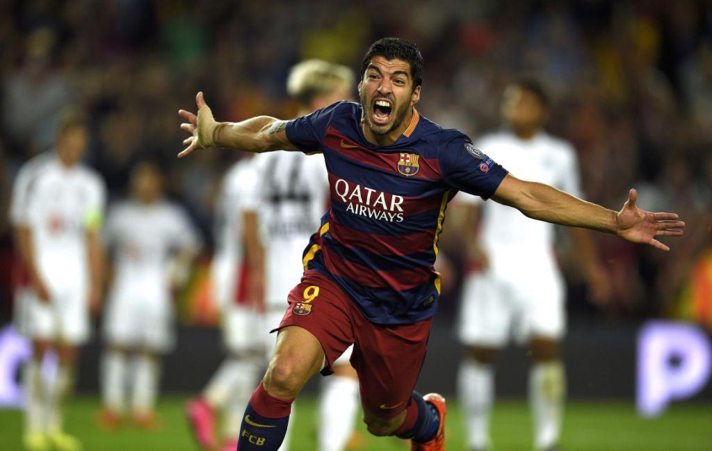 Luis Suárez celebra después de anotar un gol en el juego del Barcelona contra el Bayer.