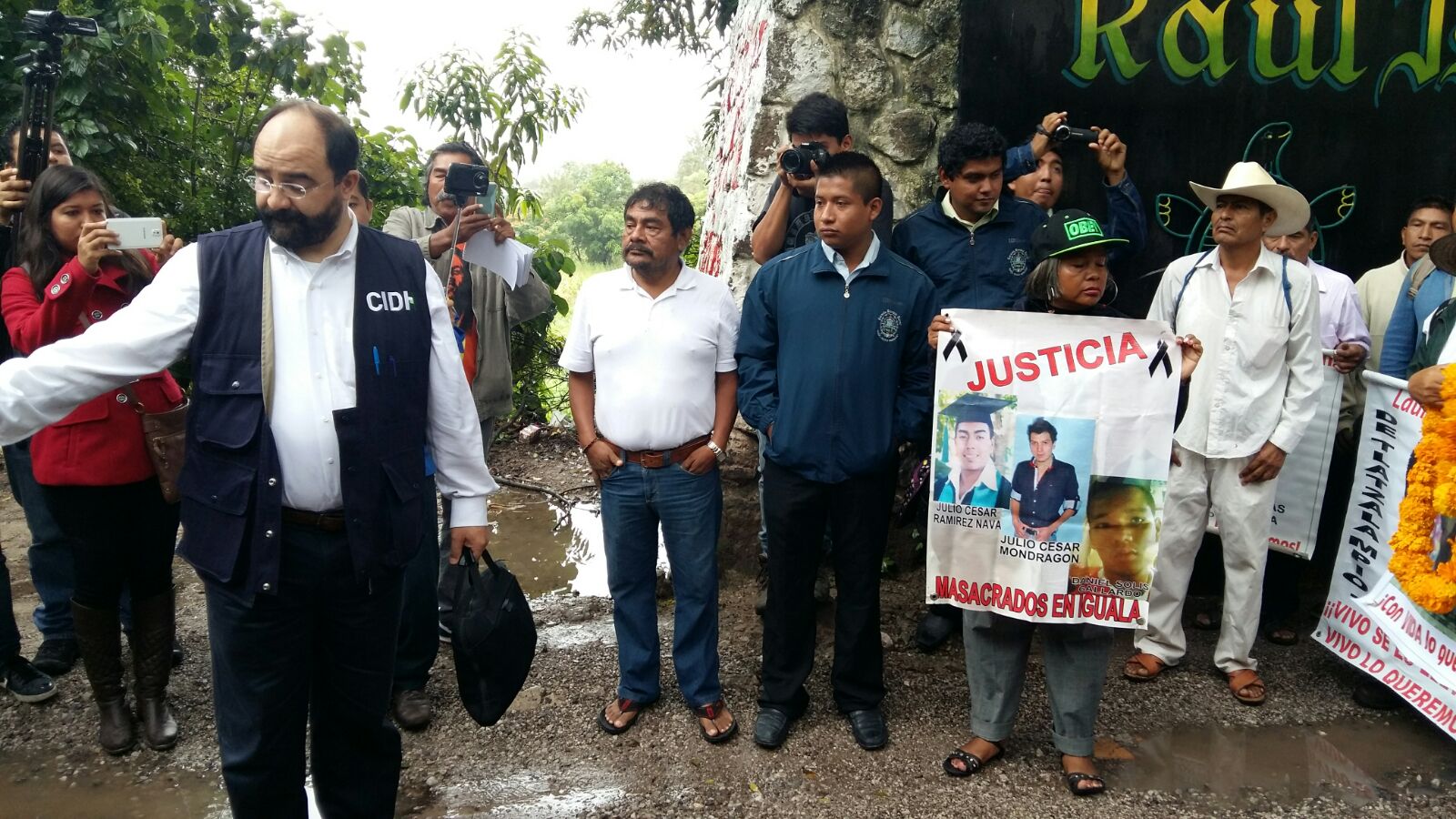Los miembros de la CIDH a su llegada a la Escuela Normal Rural "Raúl Isidro Burgos".