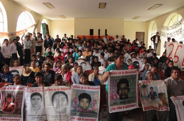 Representantes de la Comisión Interamericana de Derechos Humanos (CIDH) se reúnen con los padres de los 43 jóvenes normalistas desaparecidos en Iguala