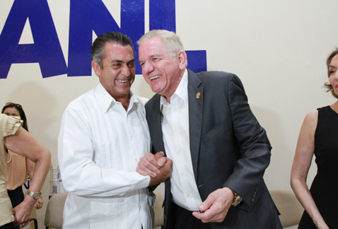Rodríguez Calderón junto al rector de la UANL, Jesús Áncer.