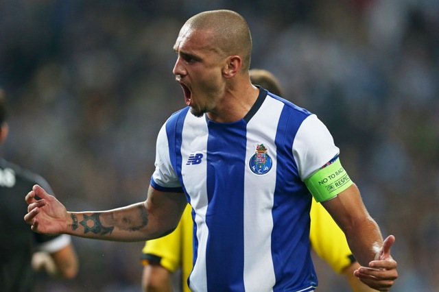 Sandro, aporto uno de los goles para la victoria de los Dragones 