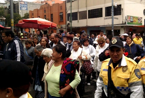 Vecinos se manifiestan a las afueras de la sede del Sistema de Aguas de la Ciudad de México, en la calle Nezahualcóyotl, en el Centro.