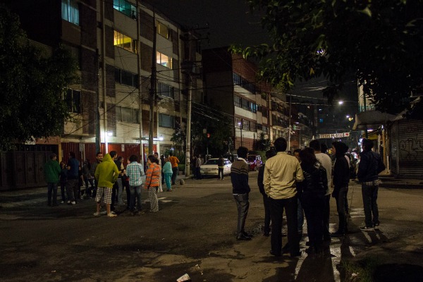 Capitalinos salieron de sus casas anoche, cuando se activó la alarma sísmica.