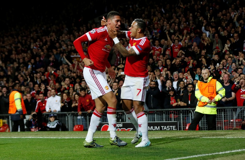 Chris Smalling celebra su gol 