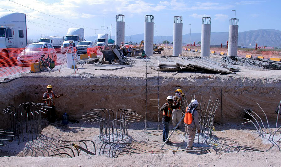 Construcción del 'Puente Mieleras' en Torreón.