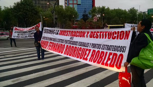 Familiares de los detenidos por la fuga de "El Chapo" protestaron en el cruce de Insurgentes y Paseo de la Reforma. 