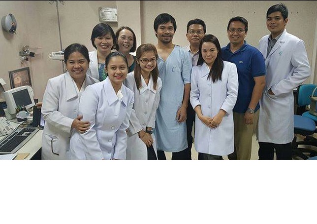 Manny Pacquiao con doctores y enfermeras