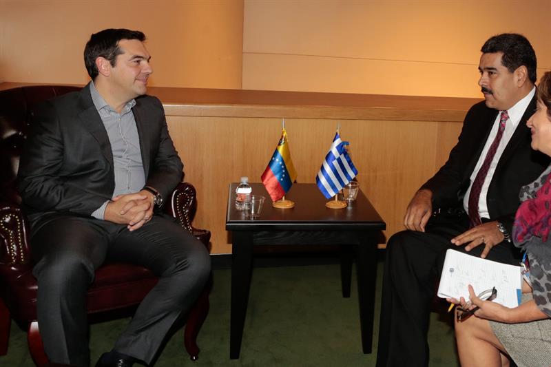 El presidente de Venezuela, Nicolás Maduro (d), durante su reunión con el primer ministro de Grecia, Alexis Tsipras (i), ayer en la ONU