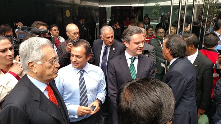 Los senadores Ernesto Cordero y Manuel Bartlett, así como el secretario de Educación, Aurelio Nuño, desalojaron la sede del Senado por el sismo.