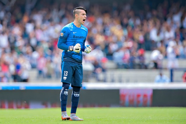 Alfredo Saldívar durante su único partido como titular en el torneo frente a Veracruz