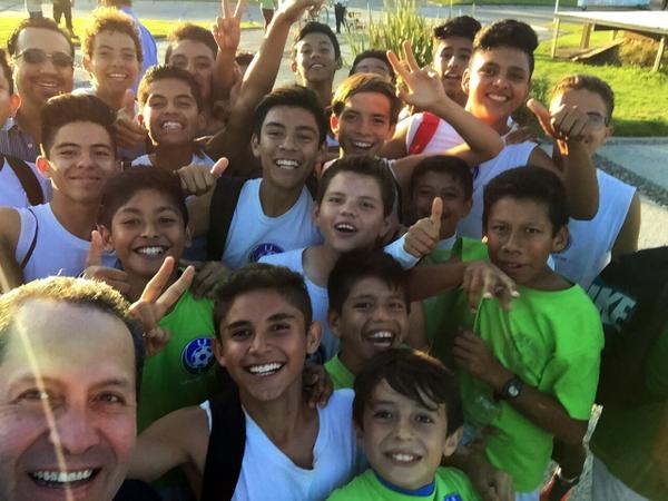 El gobernador convivió con niño de León.