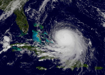 En esta foto de satélite puede verse la evolución del huracán Joaquín, al este de las Bahamas