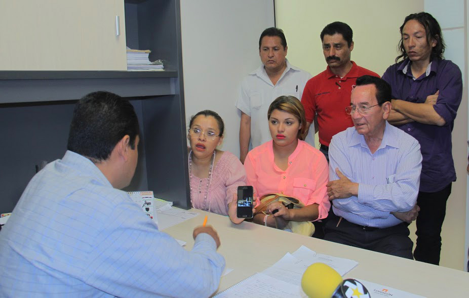 Un grupo de vecinos del Distrito Colón acudió a interponer su queja.