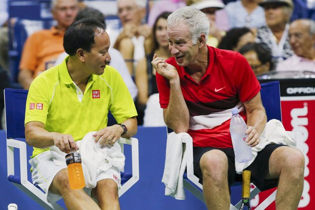 John McEnroe (derecha) y Michael Chang (izquierda) hablando durante el U.S. Open 