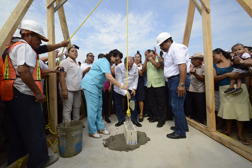 La presidenta del DIF-Tabasco colocó la primera piedra de la unidad. 