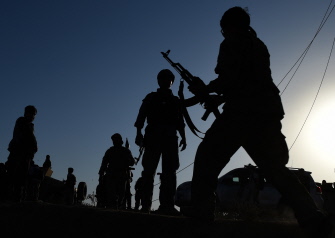 Militares afganos caminan junto al aeropuerto durante los combates con los talibanes hoy en Kunduz, en el norte de Afganistán