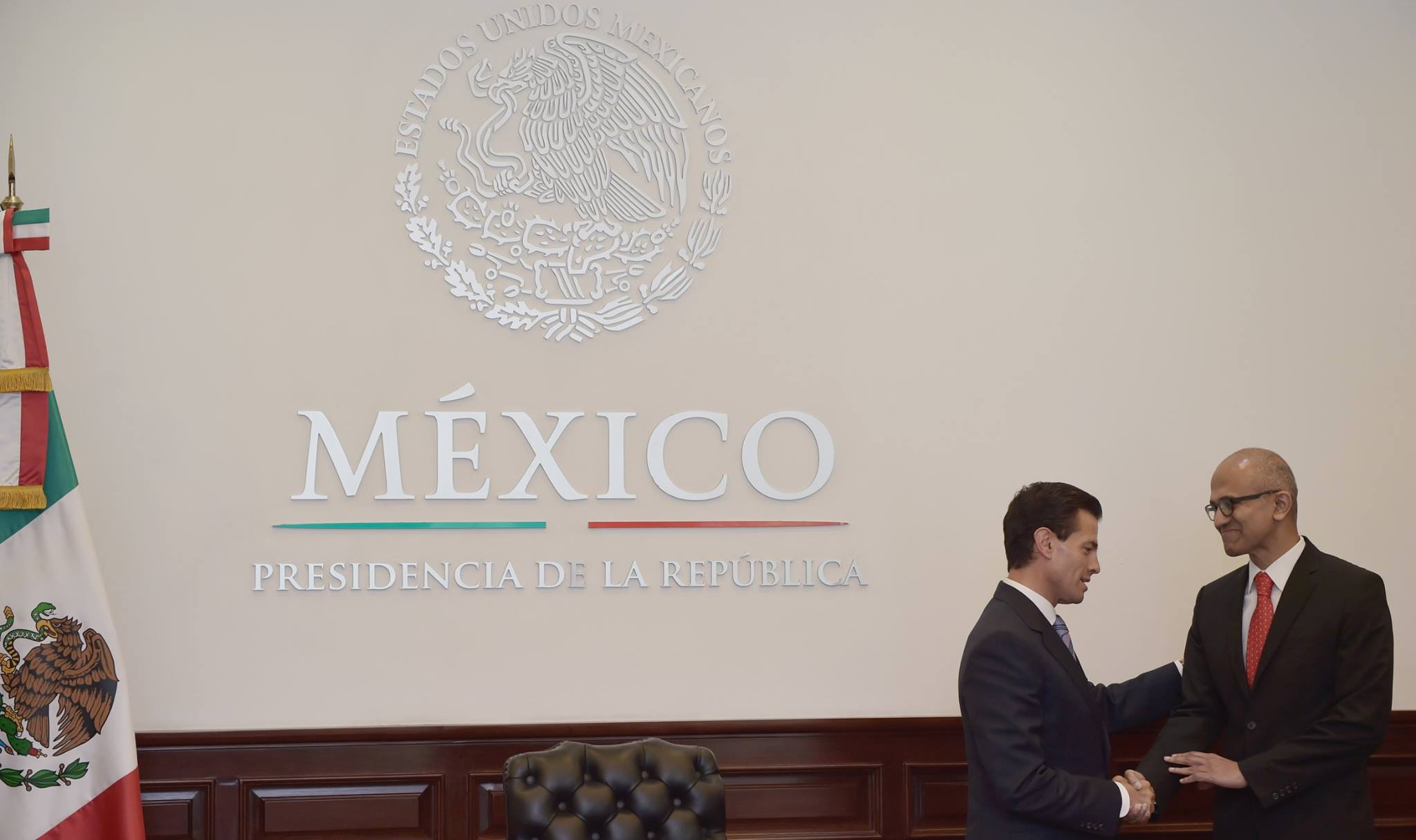 El presidente Enrique Peña Nieto y el CEO de Microsoft, Satya Nadella.
