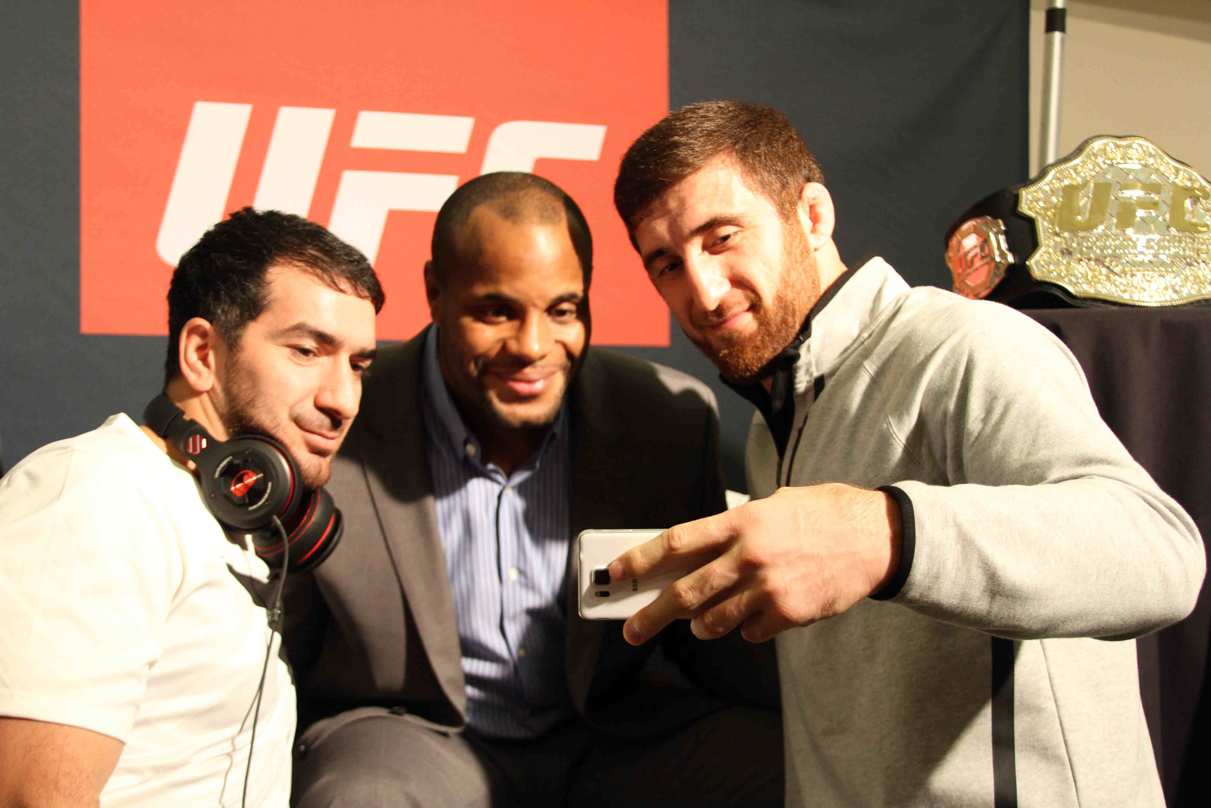 Ruslan Magomedov le pide una 'selfie' al campeón Cormier