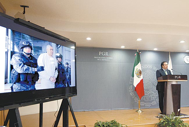 Tomás Zerón de Lucio, director de la AIC, informa en conferencia sobre el traslado de los criminales. 