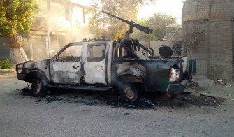 Un vehículo armado de la policía afgana, destruuido tras los combates en una calle de Kunduz