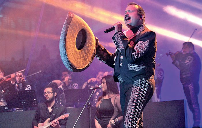 El cantante Pepe Aguilar se presentará esta noche como parte de su gira "Unplugged".