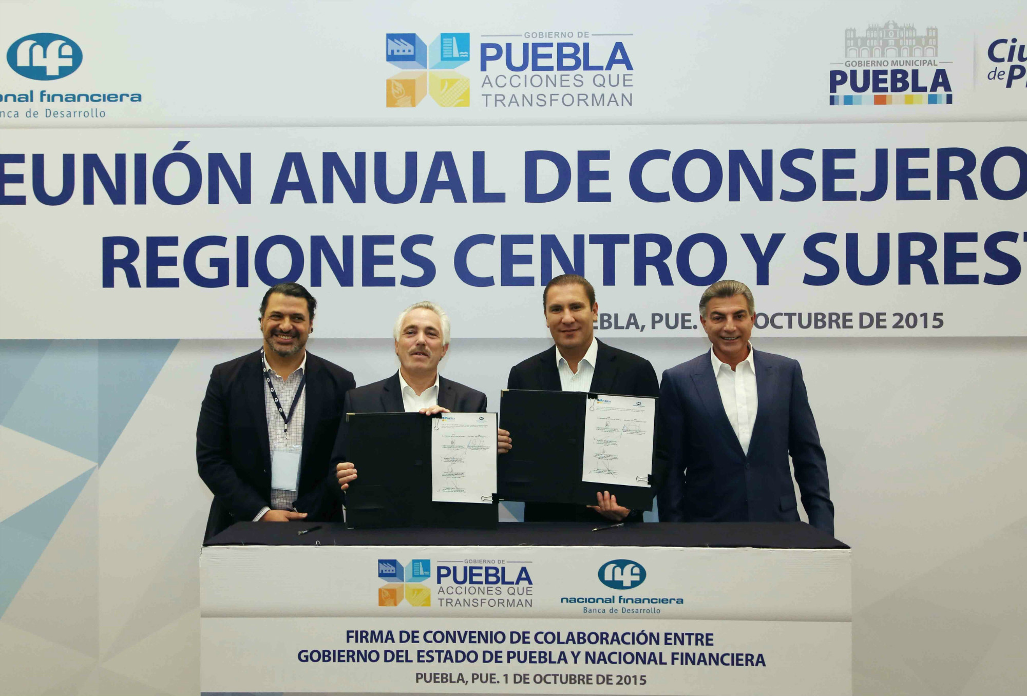 Durante la firma del convenio.