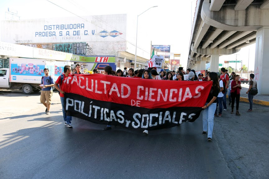 Estudiantes de la UAdC marcharon por el bulevar Revolución de Torreón. 