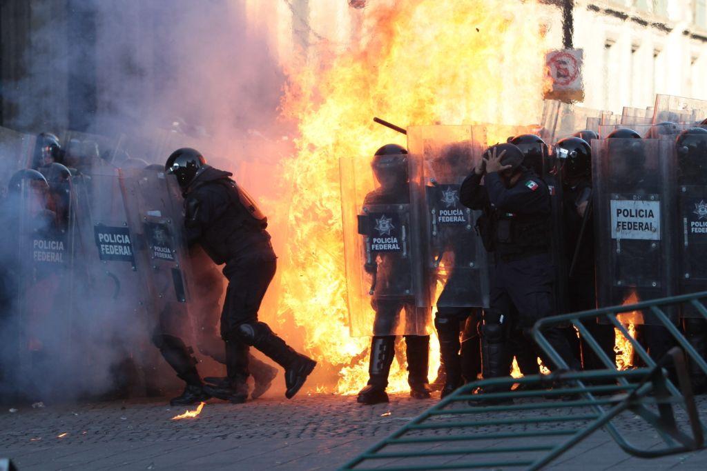 Un grupo de encapuchados lanzó una bomba molotov a elementos de la Policía Federal en el Zócalo capitalino.