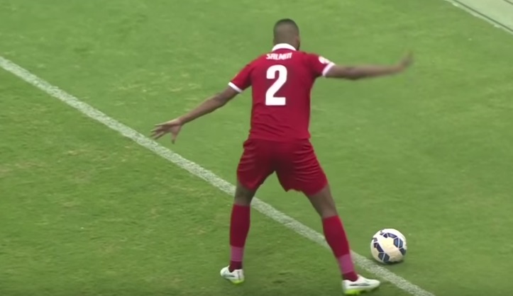 Hay duda sobre si el balón salió o no del campo 