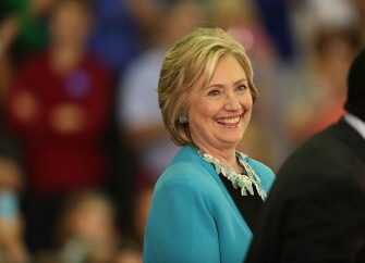 Hillary Clinton ríe al ser presentada en el acto de campaña de hoy en la universidad Broward, de Fort Lauderdale, en Florida 