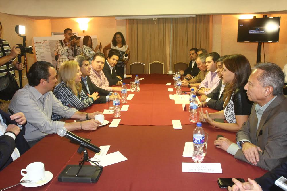 Los integrantes de la Asociación Metropolitana de Alcaldes se reunieron con Roberto Cervantes Martínez, delegado de la SCT en NL.