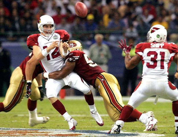 Josh McCown, quarterback de los Cardinals es golpeado, en el último duelo de la NFL en México