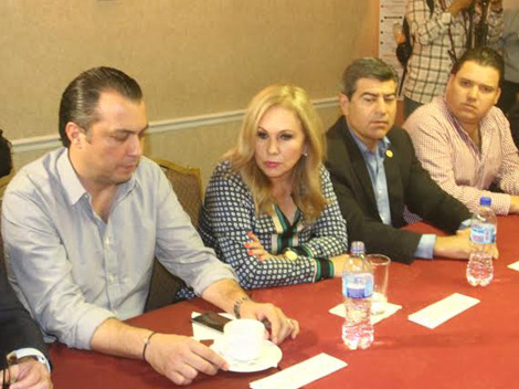 Juana Aurora Cavazos, diputada federal del PRI, estuvo presente en la reunión de la Asociación Metropolitana de Alcaldes.