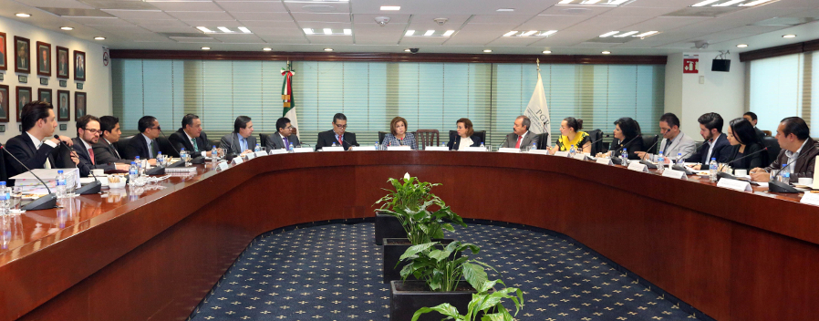 La procuradora enabezó la reunión con la comisión Ayotzinapa.