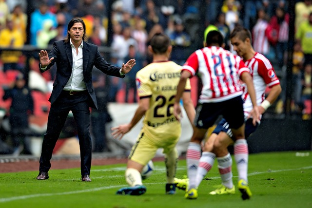 Matías Almeyda en el clásico nacional