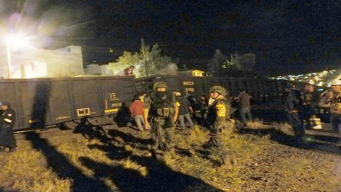 Personal militar acudió al lugar tras el descarrilamiento del tren en Zacatecas.