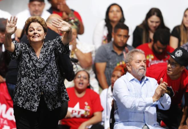 El ex presidente brasileño, Lula da Silva (d), con la actual mandataria, Dilma Rousseff (i), durante un mitin electoral en la última campaña