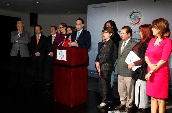 El presidente del Senado, el panista Roberto Gil, encabezó una conferencia de prensa sobre la reunión con representantes de la CIDH.