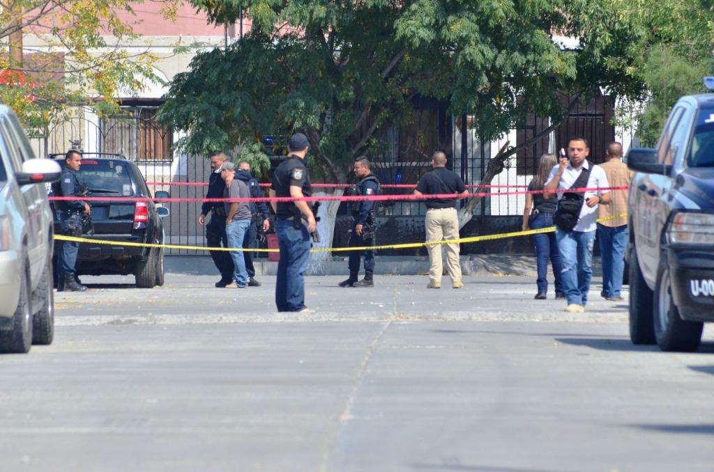El comandante de la Policía Ministerial de Ciudad Juárez, Jesús Alemán Álvarez, fue atacado con armas de alto poder cuando barría el frente de su domi
