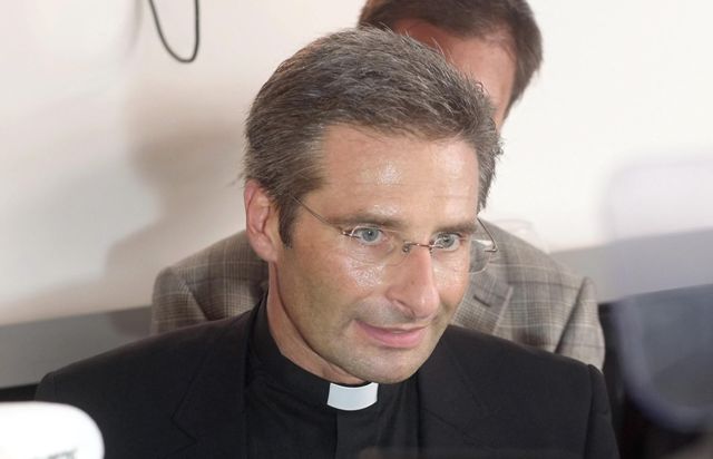 El prelado polaco Krzysztof Charamsa, funcionario en la Congregación para la Doctrina de la Fe (antiguo Santo Oficio), no podrá seguir en este organis