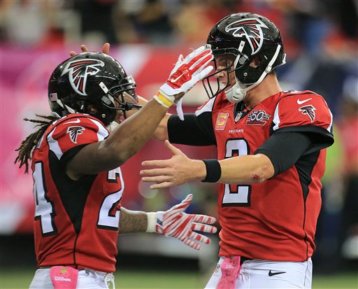 Devonta Freeman celebra con Matt Ryan